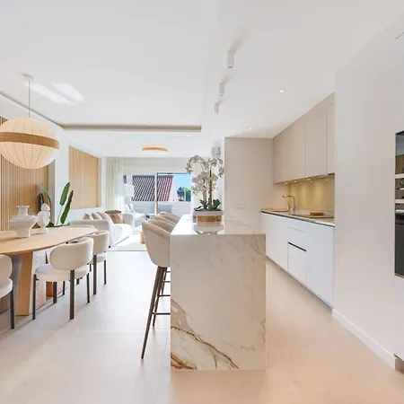 Modern & New Walk To Puerto Banus Апартаменти